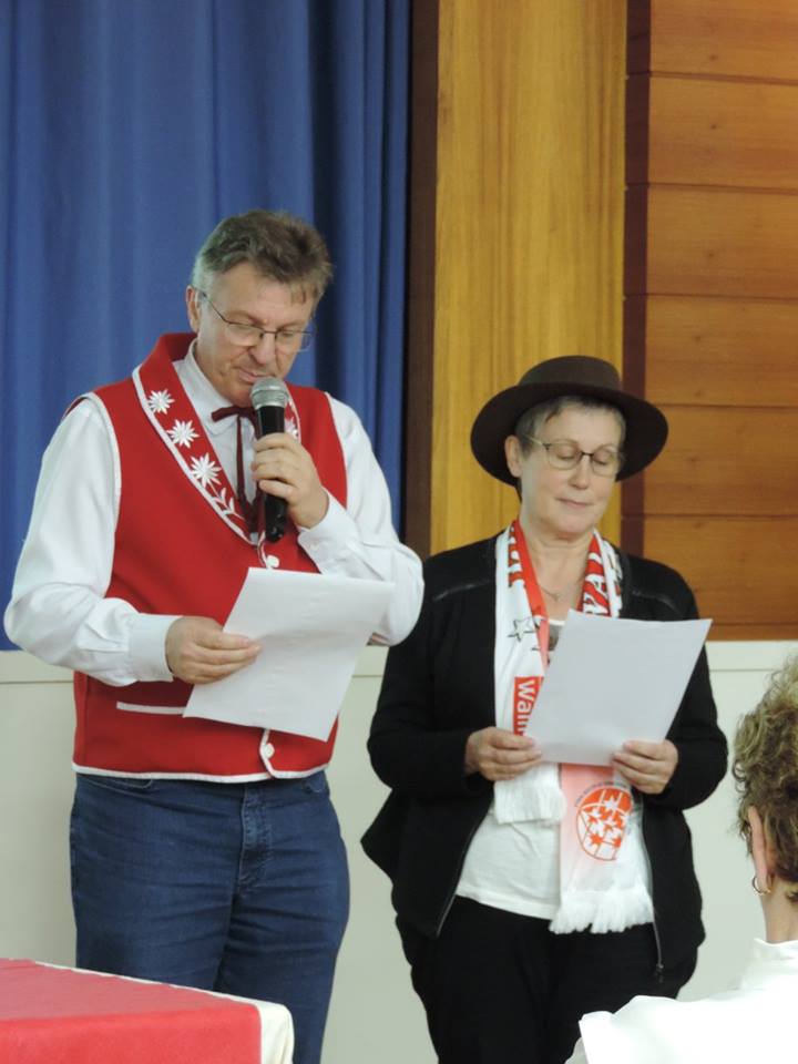 Ivo Sartor et Aliette Giroud lisent à 2 voix et en 2 langues la lettre de salutations de Valaisans du Monde.