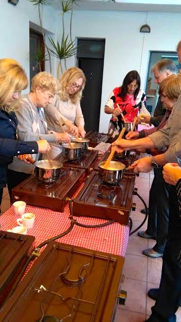 La préparation de la fondue pour les participants à la réunion.