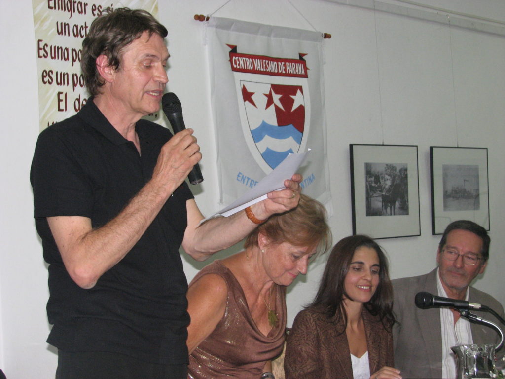 Parana 2011 : Christophe Carron remercie Sandra Gaillard et Carlos Pralong, traducteurs des deux tomes de « Nos cousins d’Amériique ».
