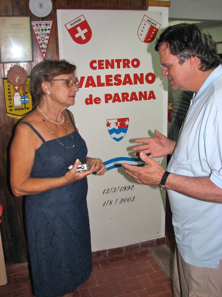 2011 Parana : Camille Carron s’adresse à Gladys Perren, alors présidente des Valaisans de Parana.